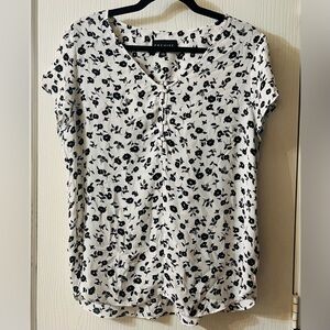 🛍️Premise Large Black and White Floral Blouse